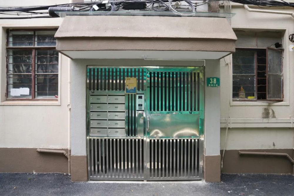 房屋外墙由赭石色和白色搭配设计,让老旧小区重新焕发新光彩.