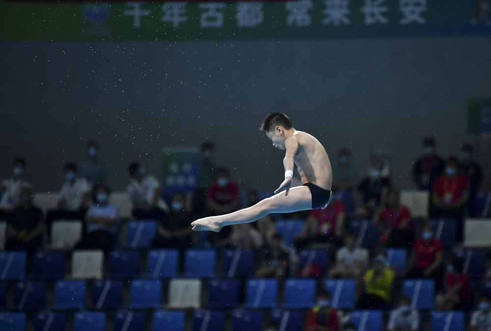 7月13日,江苏队选手王飞龙在比赛中.他以总成绩433.40分获得季军.