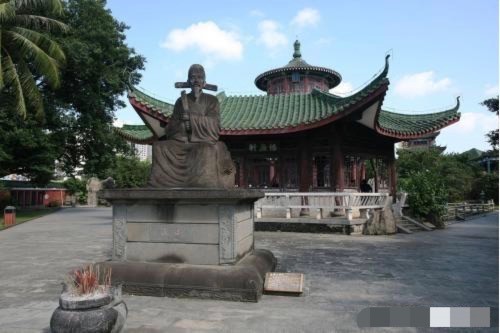 而后有一次知府来南平县视察,海瑞等人前去迎接.