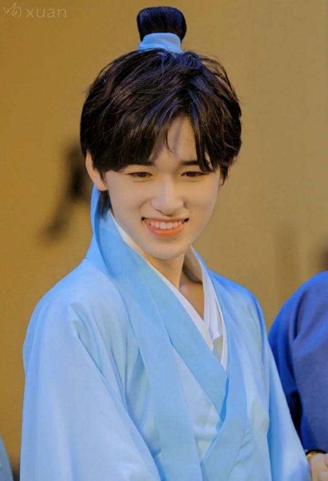 宋亚轩高清壁纸一身蓝衣惊艳无数人