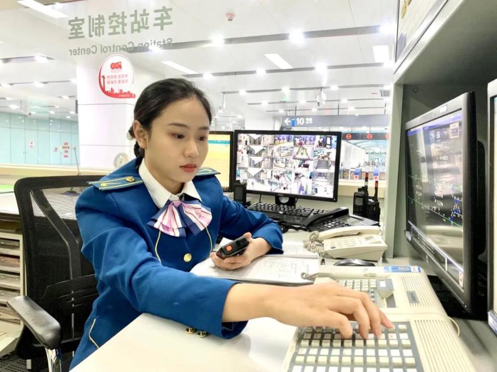 "今天的成都即便是暴雨,也很温暖,温暖是成都地铁10号线的工作人员给