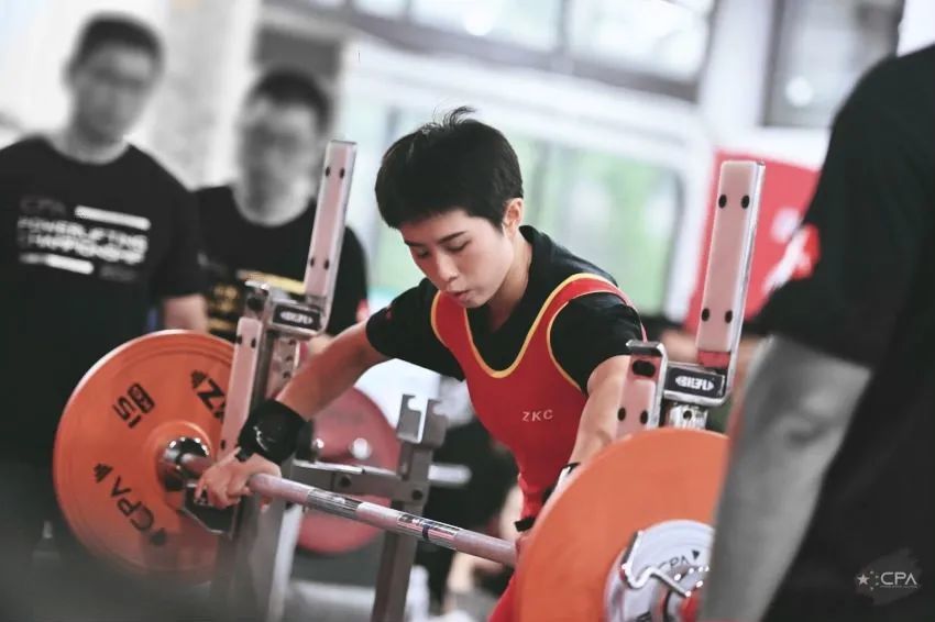 放弃8年医学,成为健身教练和力量举冠军,她用热爱打破质疑