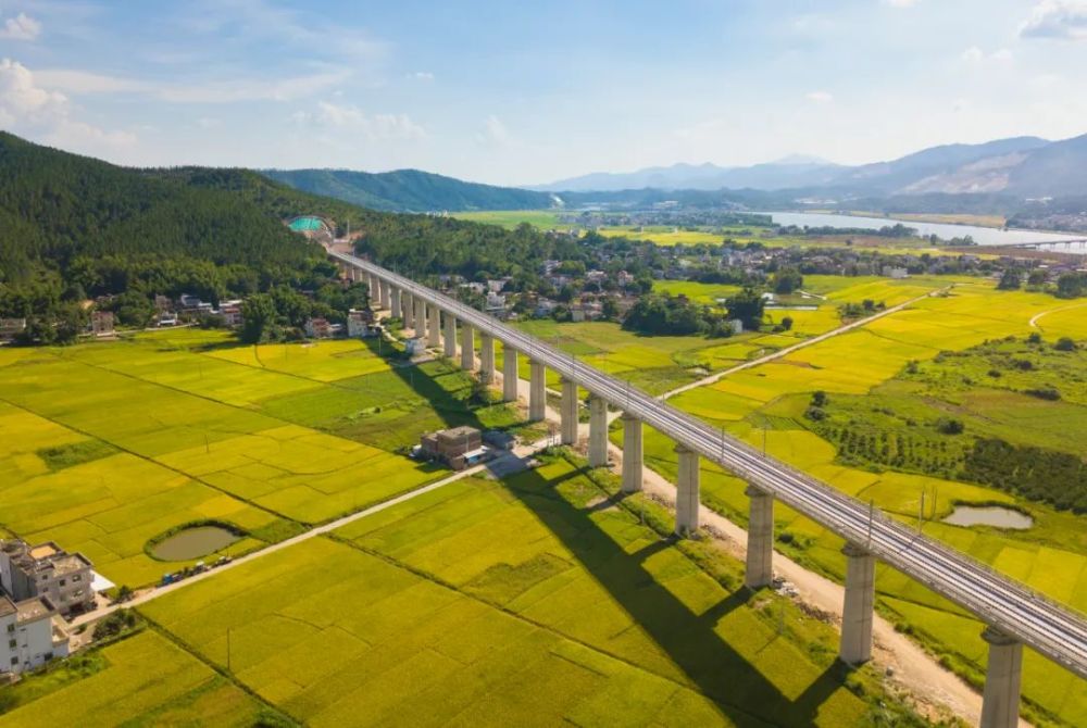 赣深铁路计划11月底开通运营!视频带你乘轨道车提前体验