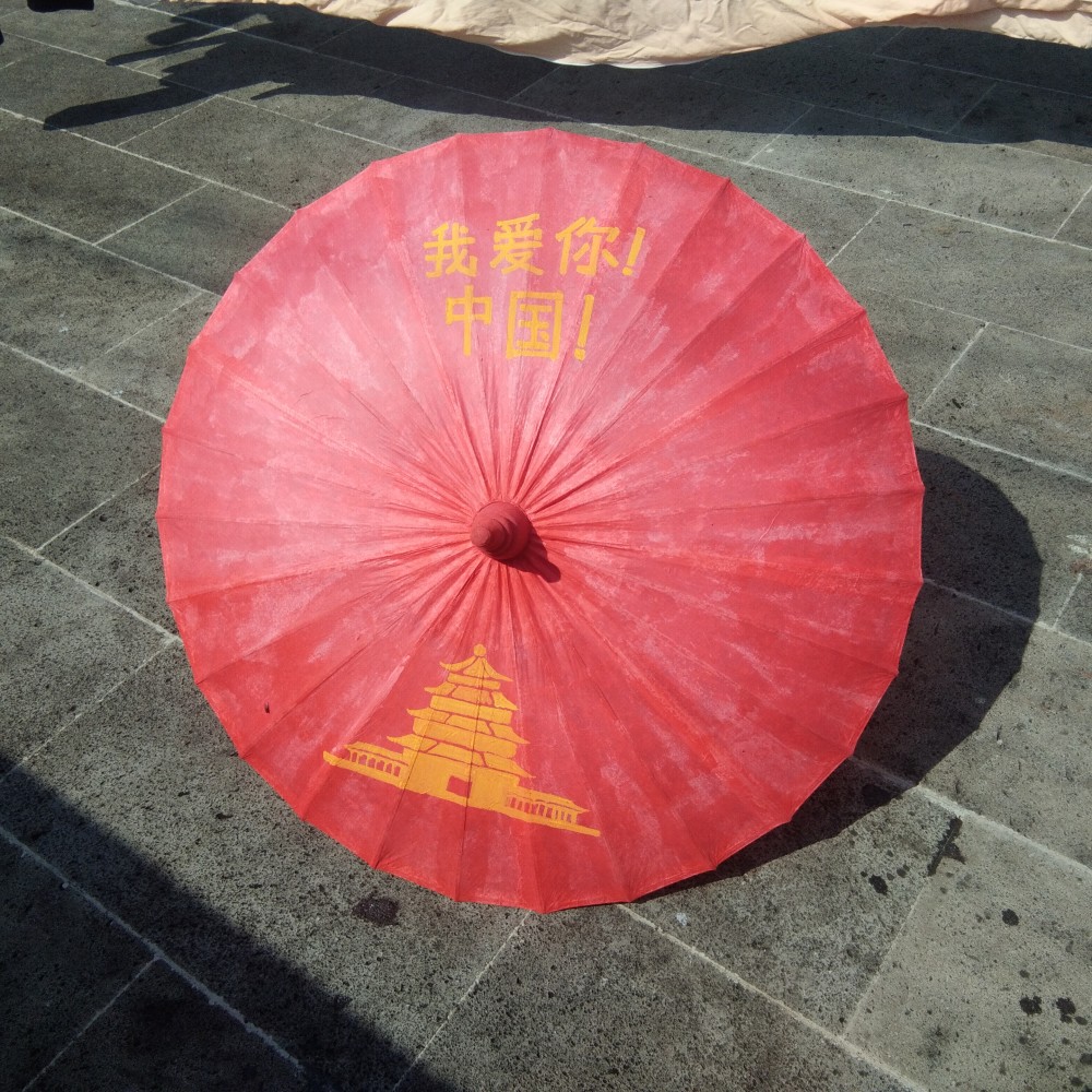 我就想可以通过在油纸伞上作画的方式表达对建党百年的祝贺