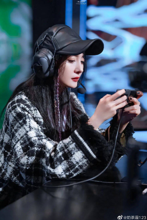 杨幂玩王者荣耀厉害到上游戏综艺网友称被演艺耽误的电竞女神