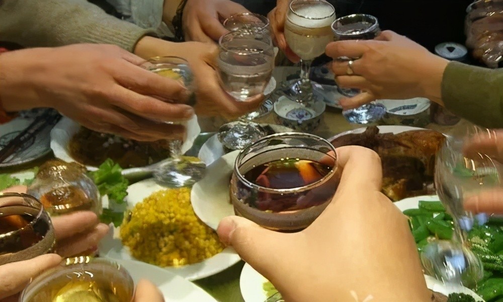 随着生活水平的提高,越来越多的年轻人都喜欢去外面饭店里吃饭了.