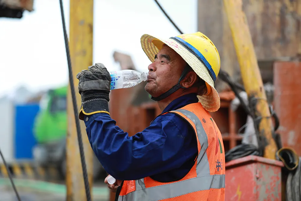 流汗的样子3号线二期工地近千名建设者挥汗如雨