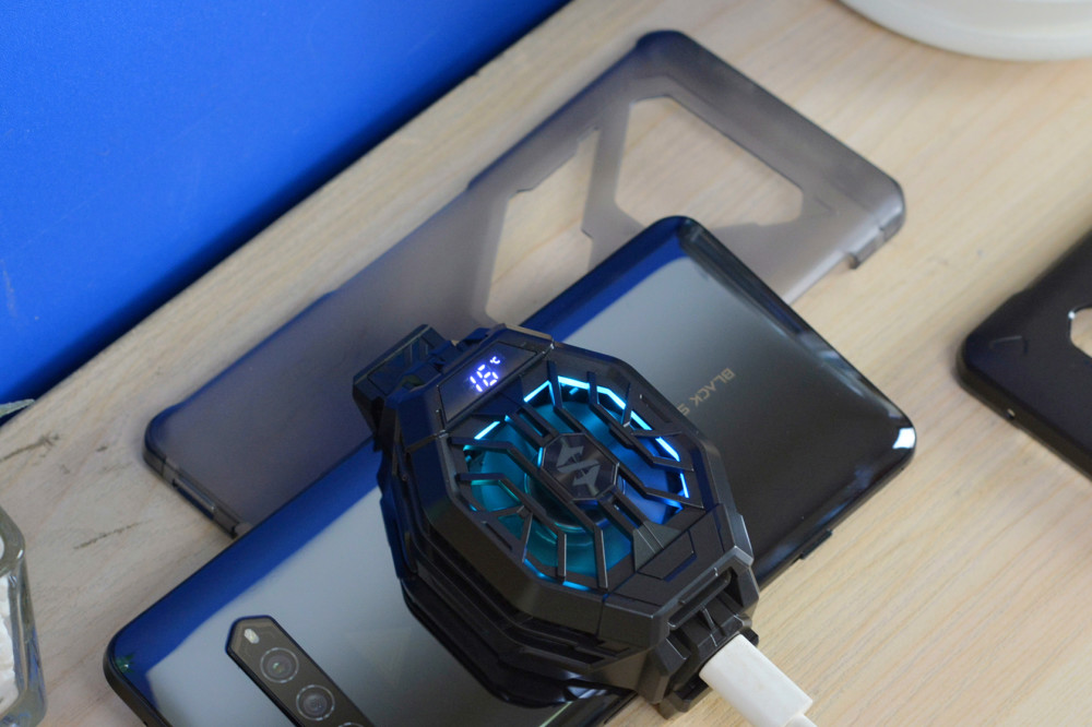 黑鲨推出磁吸式散热器:半导体制冷,iphone12再也不怕发热了_腾讯新闻