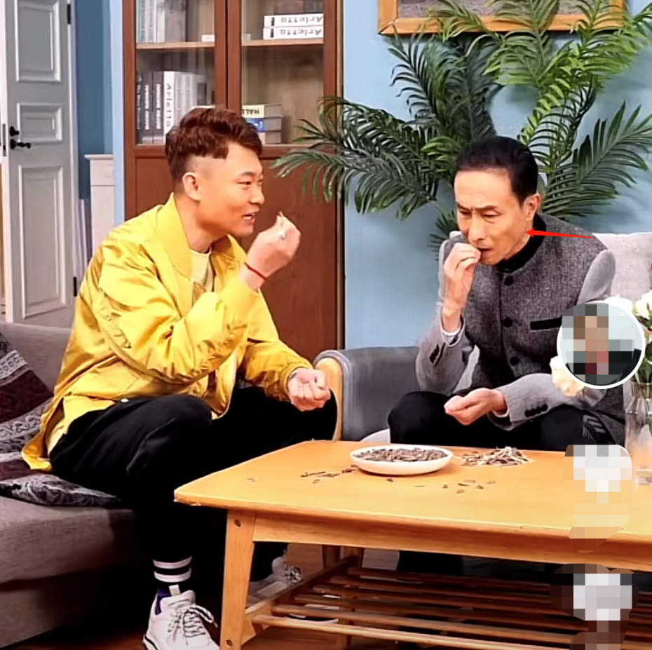 巩汉林儿子私下生活曝光!穿背心大裤衩嗨玩,豪宅摆放杂乱显拥挤