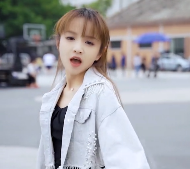 文儿停播5天陪家人旅游晒娃照片引发热议发文澄清是侄子