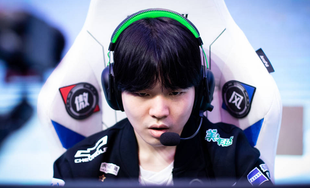 rookie接受采访话语中透露退役前兆想在上海有一份电竞事业