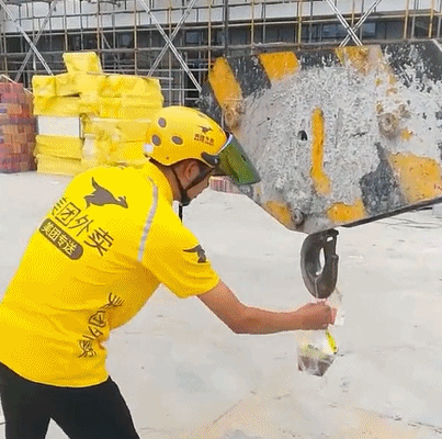 塔吊师傅想吃外卖,最后还是外卖员想了个办法点击播放 gif0.