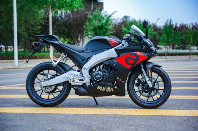 有颜更有实力实拍解析apriliagpr250r