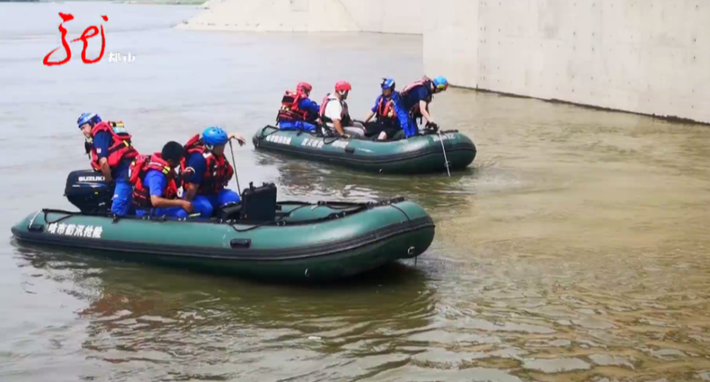 松花江边一男一女溺水失联!女儿亲眼看着父亲掉下去,正救援