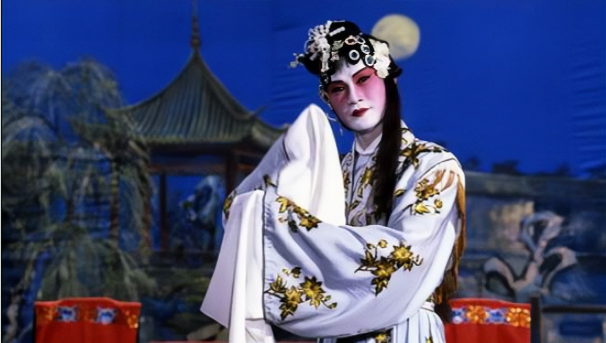 1963年,林正英开始跟随创办香港春秋戏剧学院的粉菊花师傅学习京剧,与
