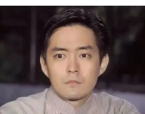 柯起轩毁容后极度自卑,无法再面对心爱的乐梅,于是