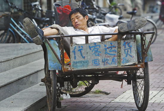 有人在夢境中把貨車開進河溝,有人在車間突然睡著,被車床切掉手指.