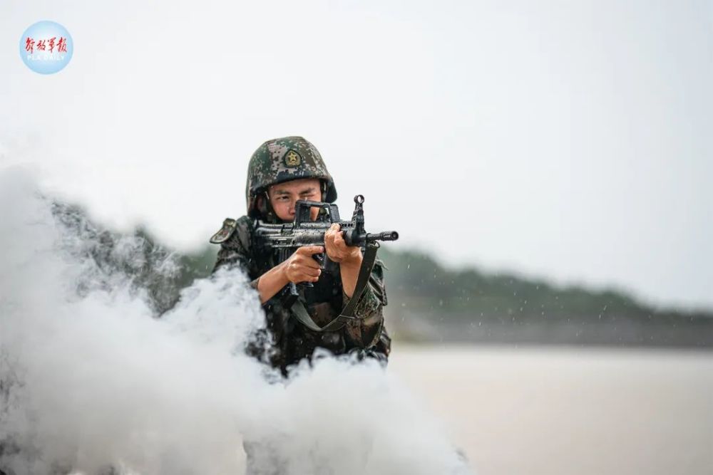 组织武装泅渡,战斗体能等多个课目的训练 磨砺官兵意志,提高实战能力