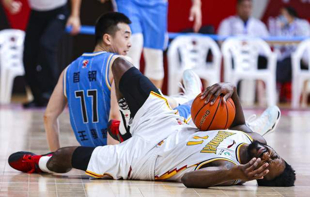 CBA“重磅”续约：北京男篮续约王骁辉，其他19队慌了吗？