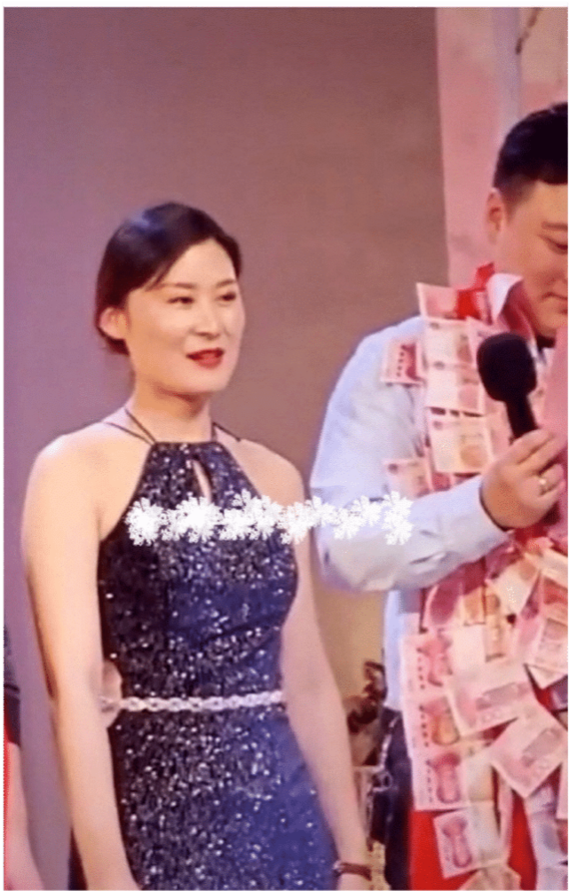 徽州宴事件后续老板娘正面照被曝光长相普通胜在气质端庄