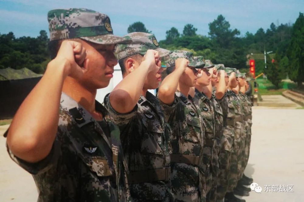 训练标兵传承优良传统,激发血性胆气教育引导他们新兵入连仪式在野外
