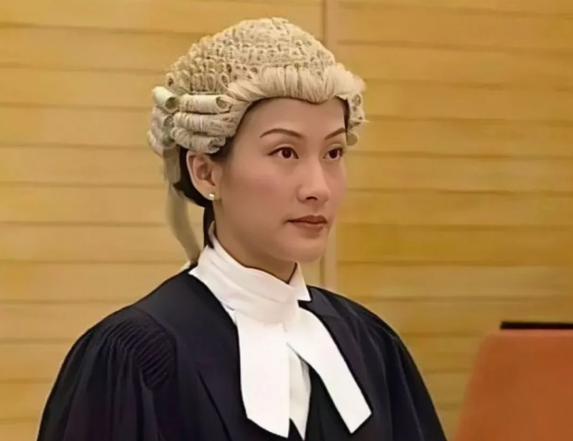 像《壹号皇庭 5》里的律师欧子强其实她在荧幕上塑造了很多这种雷厉