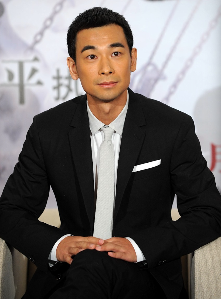 赵文卓13岁长女回国度假,与家人合照长腿抢镜,张丹露感叹又高了