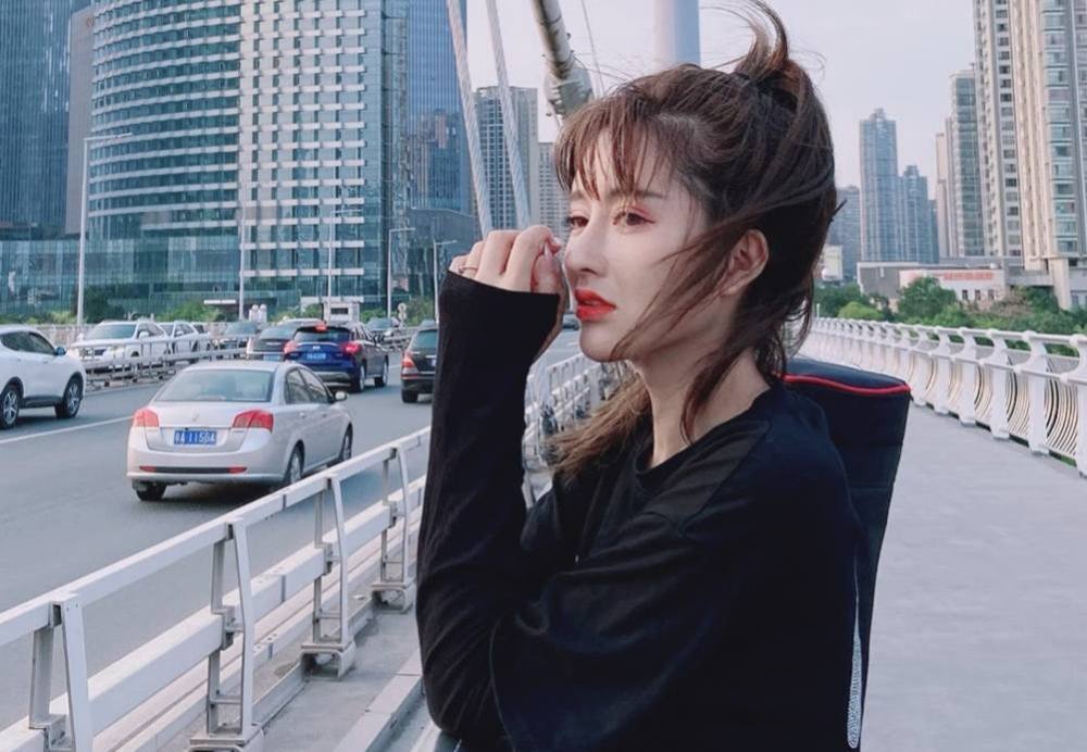 健身主播可欣情绪失控自嘲连狗都不如辛巴我是不是对你太好了