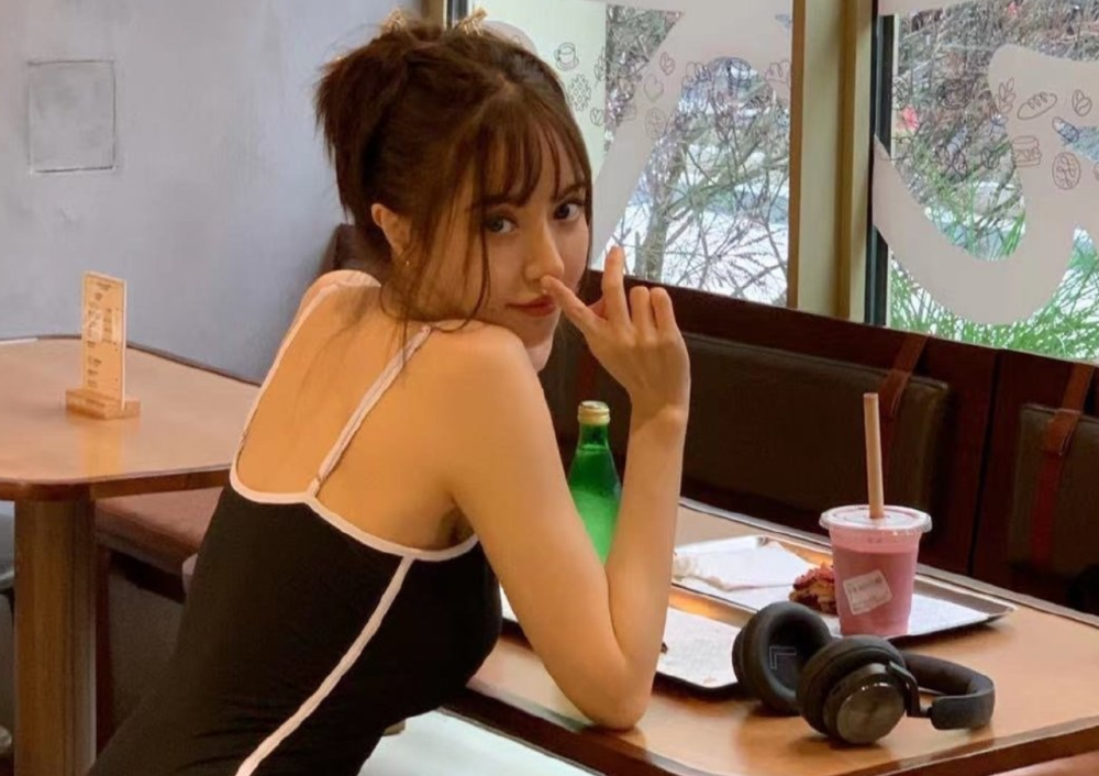 还记得唱红爱要坦荡荡的萧潇吗?42岁美成24岁,退圈后自学编程