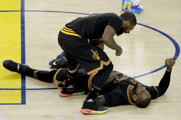 威斯布鲁克 能得分能助攻！盘点现役NBA最强的五大双能卫：哈登无缘第一！