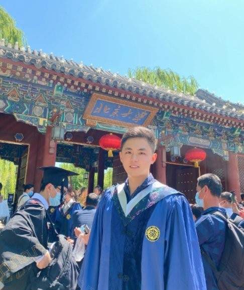 邢凯轩还与一位美女在未名湖畔合影,两人都穿着学士服,男才女貌非常