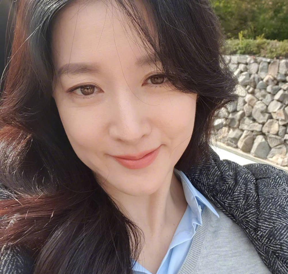 50岁李英爱近照:身材在线状态好,冻龄颜值好似只有30岁