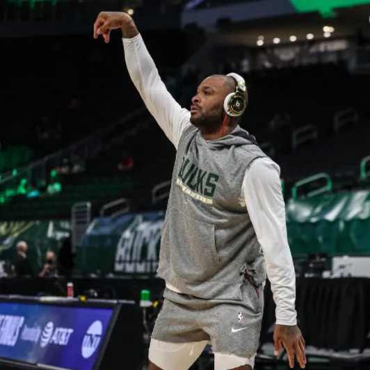 雄鹿球员pj-塔克在今日训练期间接受了媒体采访.