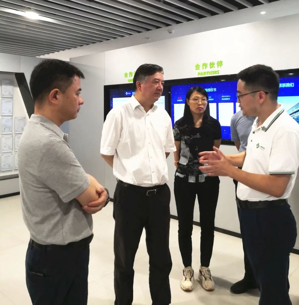 随后,杨羽主任与新都区有关单位以及中车成都,科伦,永峰科技等部分