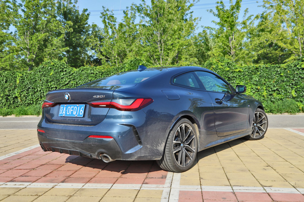 和3系有明显差异的绣春刀试驾2021款宝马430im运动曜夜版