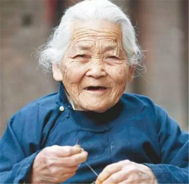 浙江长寿老人毕女:50岁生下小儿子,113岁还可缝补衣服
