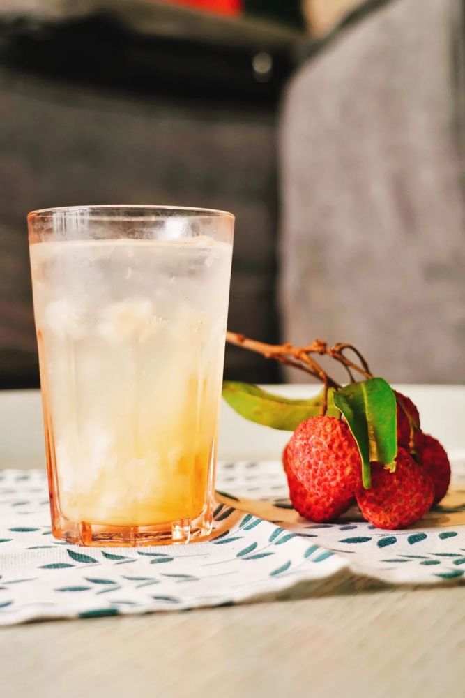 荔枝,蜂蜜,冰块,气泡水,搅拌勺,食品夹,捣汁棒(碎冰棒)制作步骤1