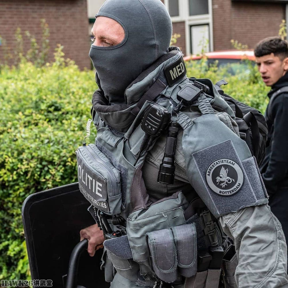 荷兰警方特殊干预大队紧急出动装备异常精良嫌疑人受伤被捕