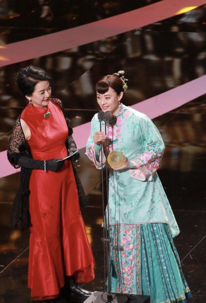 孙俪与姨奶奶胡慧中同台穿一身古装像小丫鬟长辈旁气场弱不少