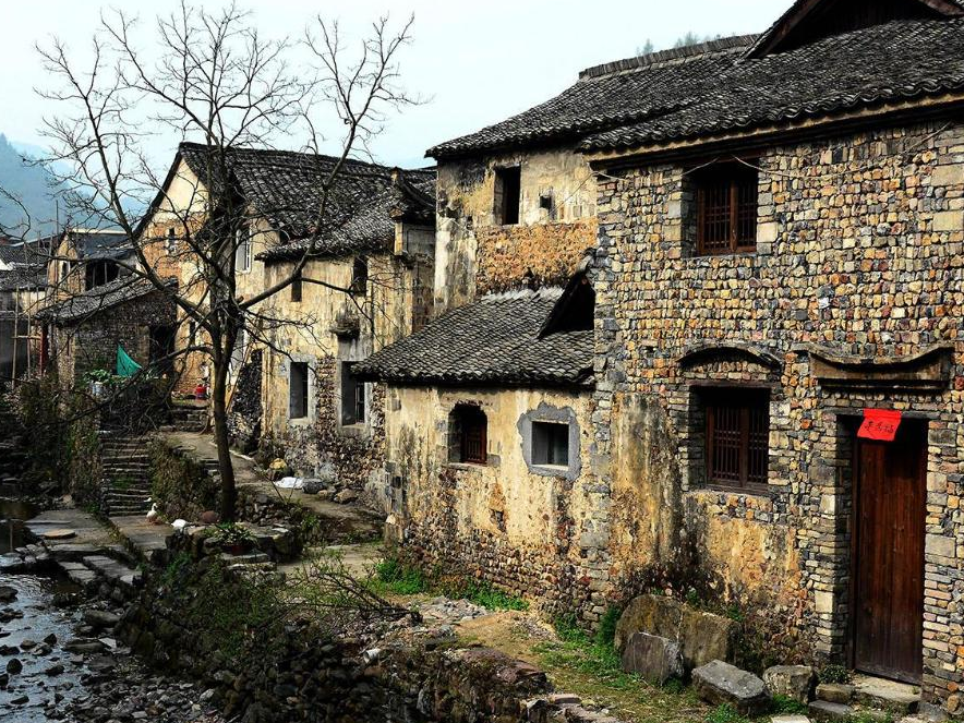 多年历史的古村,有着深厚的历史文化,古村三面环山,一条墨溪横贯东西