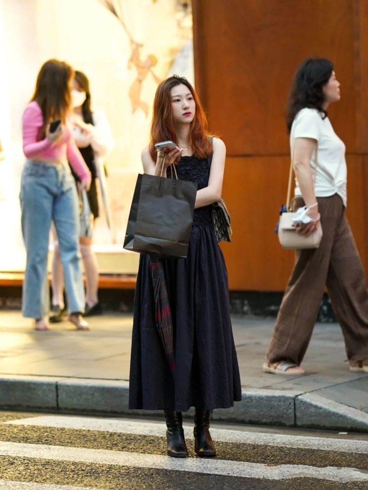 看了上海姑娘的街拍,终于明白黑色才是夏季"c位担当",好时髦