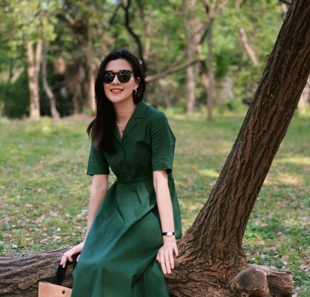 35岁后的女性要学会打扮自己合适的裙装穿搭透出骨子里的柔美