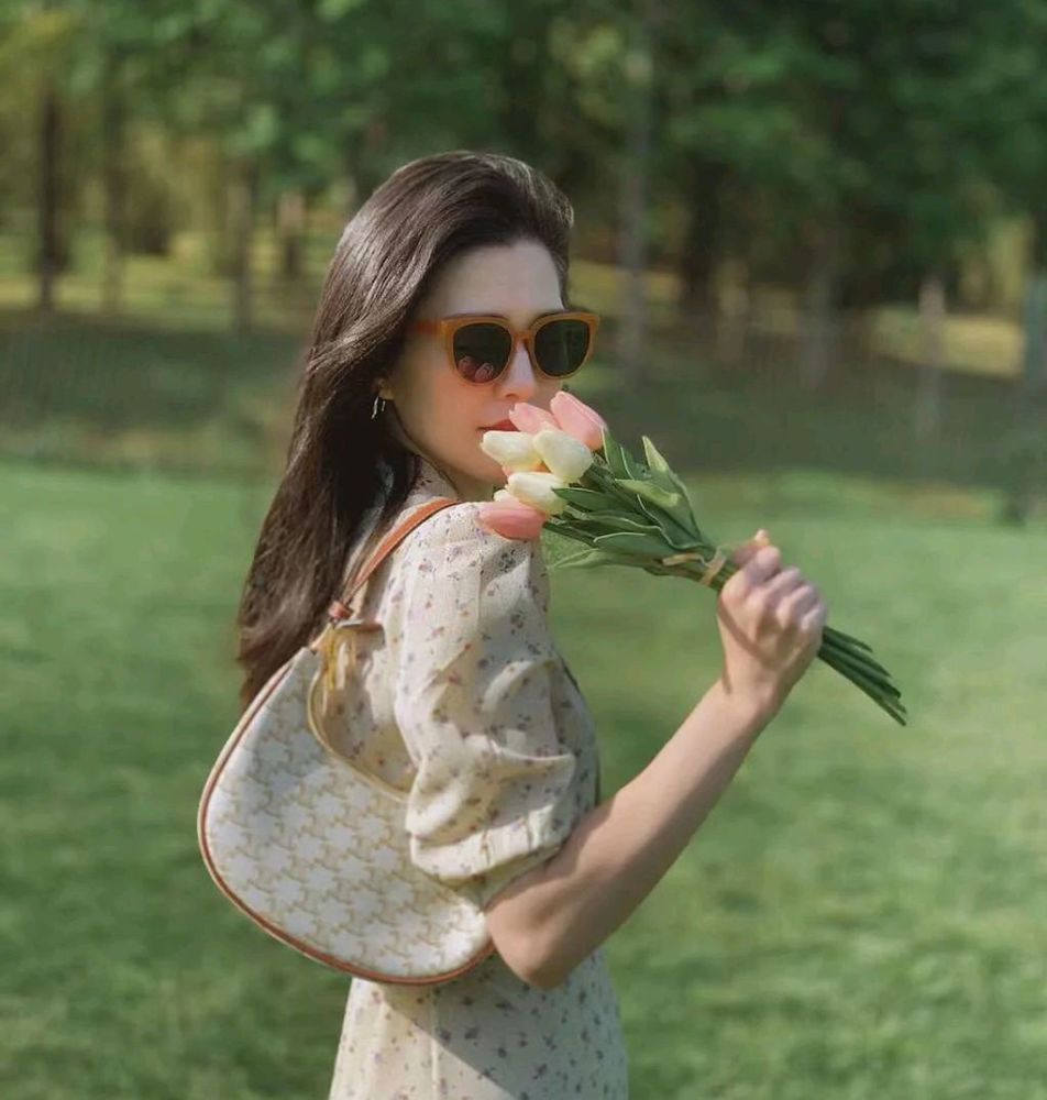 35岁后的女性要学会打扮自己,合适的裙装穿搭,透出骨子里的柔美