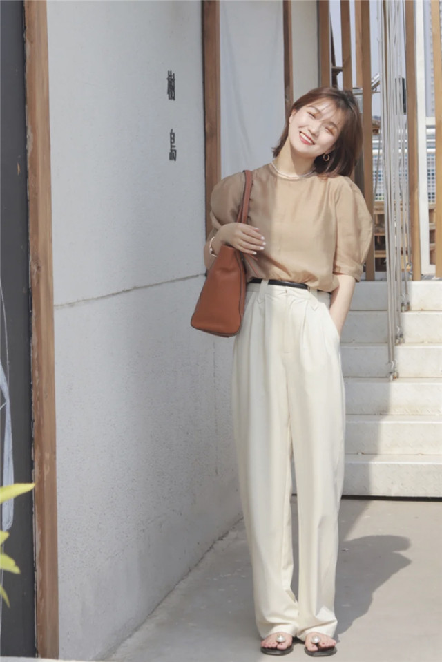 今夏流行的"米色阔腿裤",搭配这几款上衣,气质高级不说还显瘦