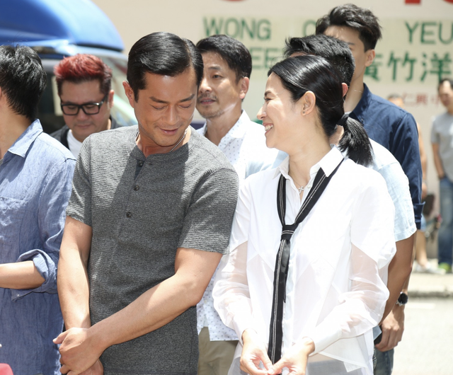 宣萱古天乐罕见同框她穿白衬衫配修身牛仔裤干练知性利落大气