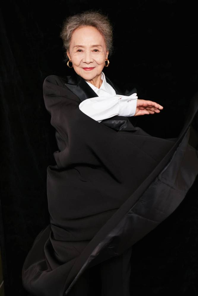 83岁奶奶穿30年前的"旧衣服",时髦又减龄,网友:突然不怕老了