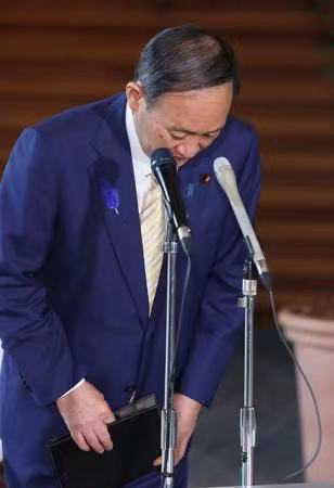 日本首相菅义伟鞠躬致歉!
