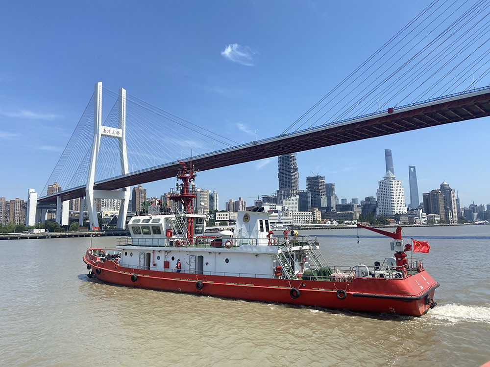 配5门消防炮续航力300海里,上海最大消防船在黄浦江训练