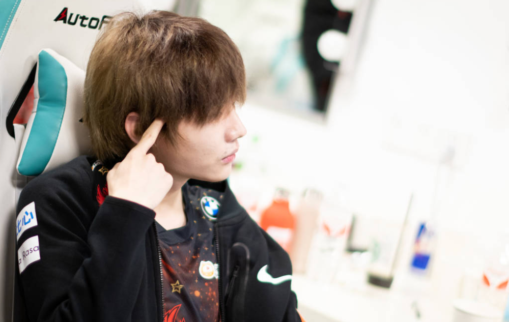 本届lpl夏季赛前五个比赛周战罢,tes,fpx处于调整期,前者启用上单369