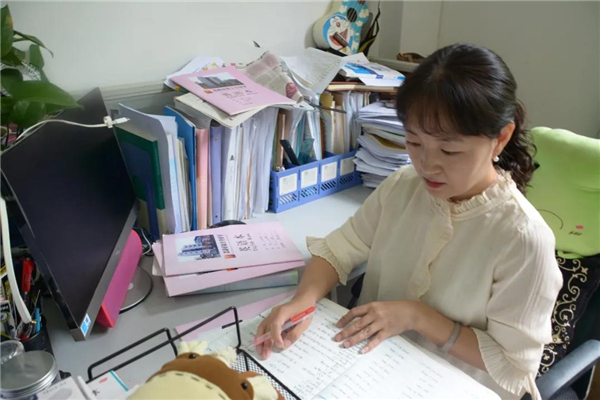 乡村女教师"批改学生作业"走红,字迹如印刷体,获家长一致好评_腾讯